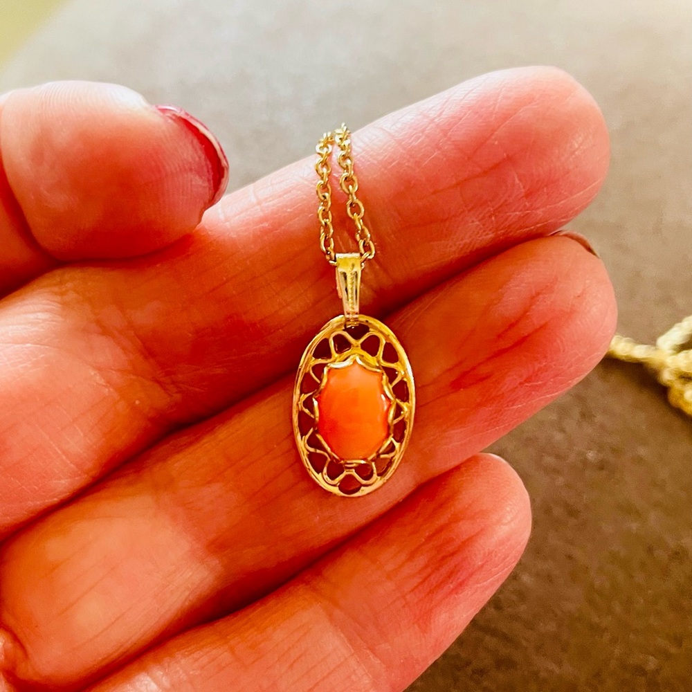 🔴Bundle of Two Gold Tone Necklaces - Picture 6 of 10